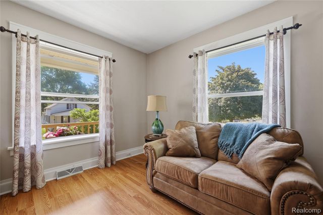 806 S 10th Street, St. Clair, MI 48079