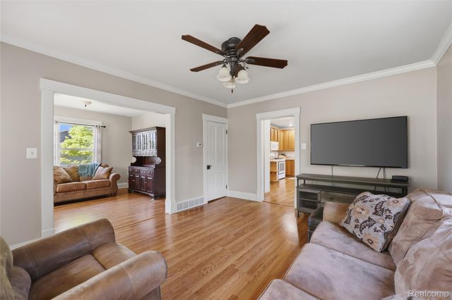 806 S 10th Street, St. Clair, MI 48079
