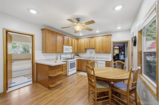 806 S 10th Street, St. Clair, MI 48079
