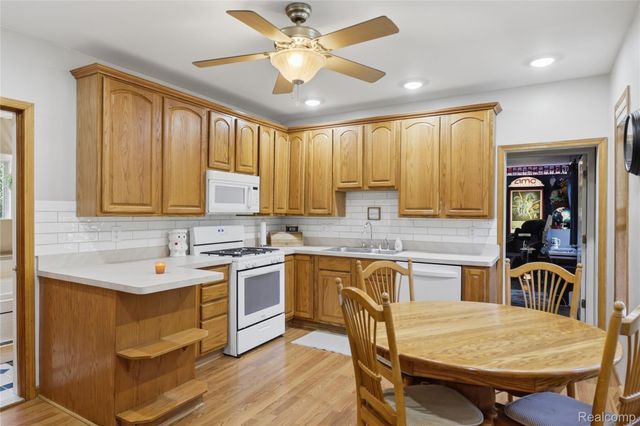 806 S 10th Street, St. Clair, MI 48079
