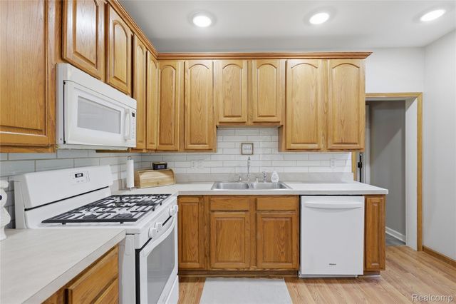 806 S 10th Street, St. Clair, MI 48079