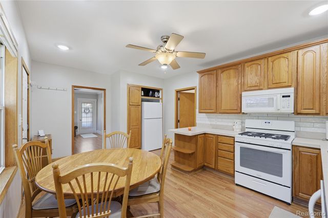 806 S 10th Street, St. Clair, MI 48079