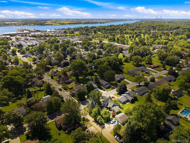 806 S 10th Street, St. Clair, MI 48079