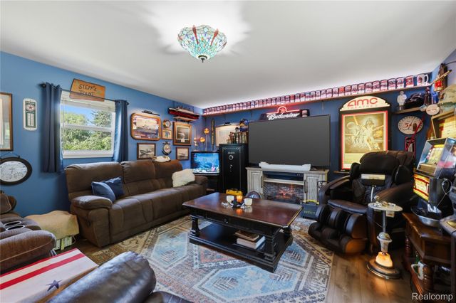 806 S 10th Street, St. Clair, MI 48079