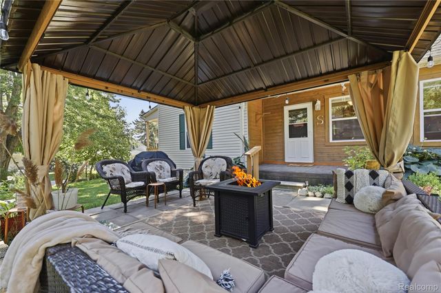 806 S 10th Street, St. Clair, MI 48079