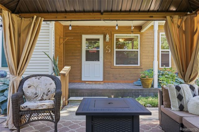 806 S 10th Street, St. Clair, MI 48079