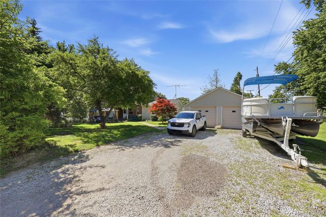 806 S 10th Street, St. Clair, MI 48079