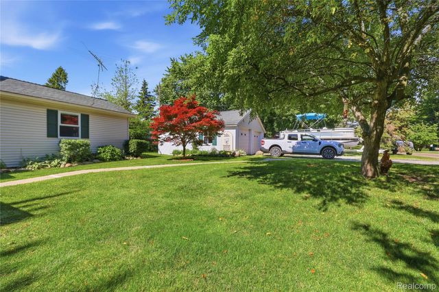 806 S 10th Street, St. Clair, MI 48079