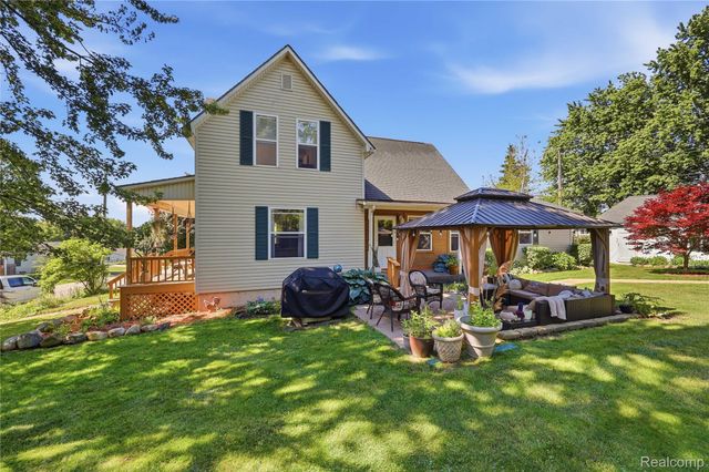 806 S 10th Street, St. Clair, MI 48079