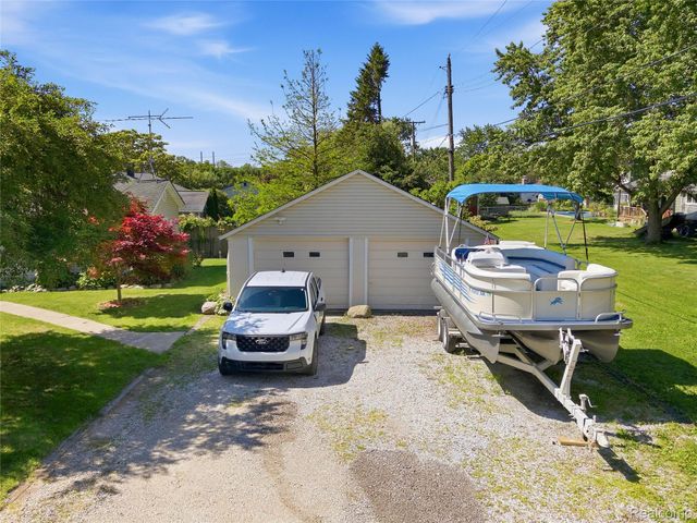 806 S 10th Street, St. Clair, MI 48079
