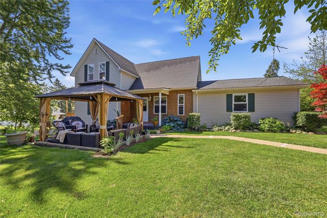 806 S 10th Street, St. Clair, MI 48079