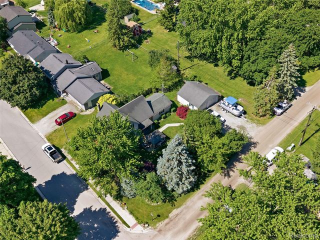 806 S 10th Street, St. Clair, MI 48079