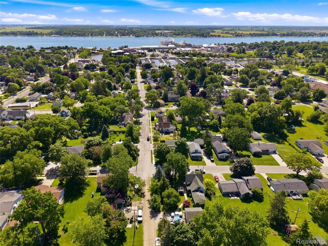806 S 10th Street, St. Clair, MI 48079