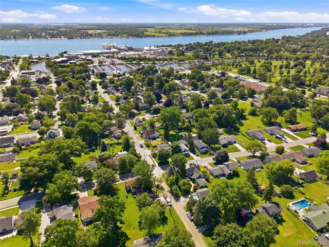 806 S 10th Street, St. Clair, MI 48079