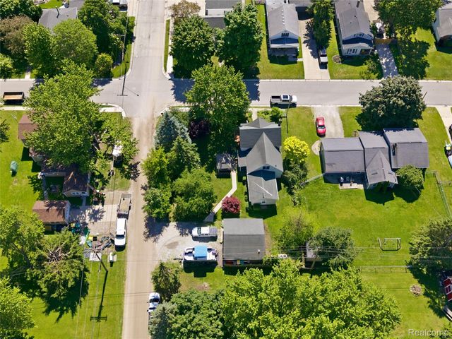 806 S 10th Street, St. Clair, MI 48079