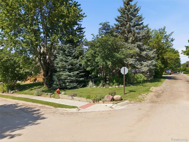 806 S 10th Street, St. Clair, MI 48079