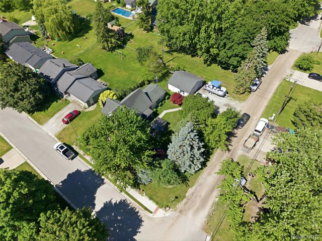 806 S 10th Street, St. Clair, MI 48079