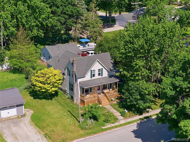 806 S 10th Street, St. Clair, MI 48079