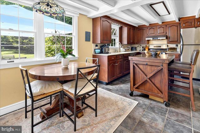 14 W DELAWARE AVE, Pennington, NJ 08534