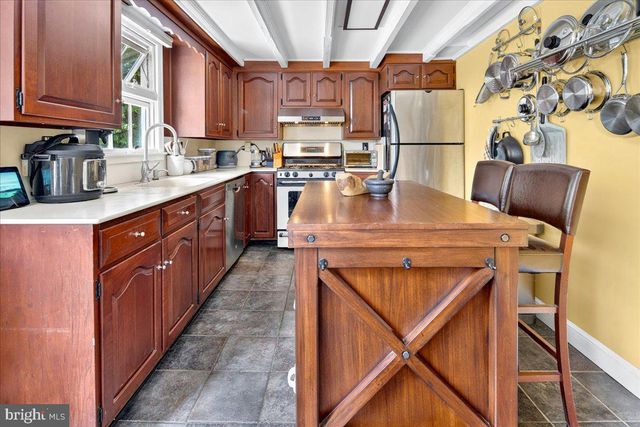 14 W DELAWARE AVE, Pennington, NJ 08534