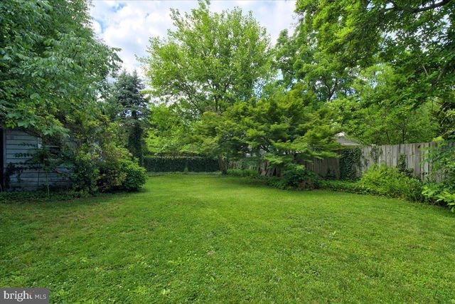 14 W DELAWARE AVE, Pennington, NJ 08534
