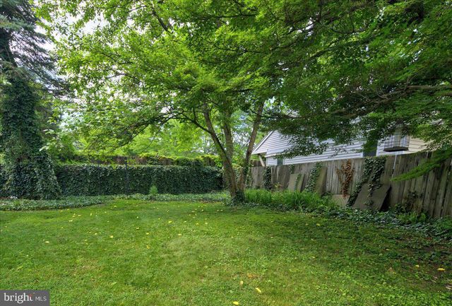 14 W DELAWARE AVE, Pennington, NJ 08534