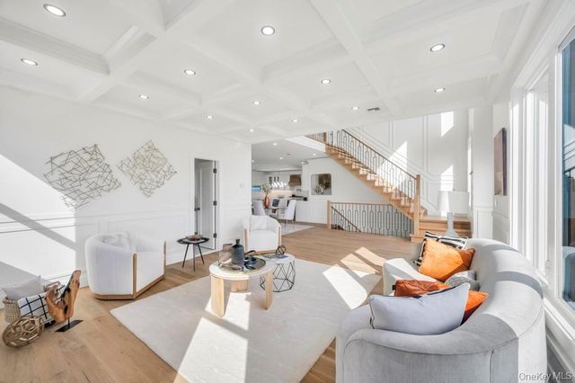 43 W Cabot Lane, Westbury, NY 11590