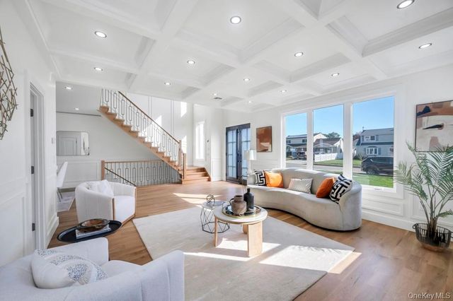 43 W Cabot Lane, Westbury, NY 11590