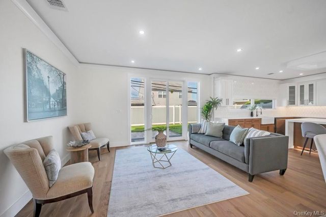 43 W Cabot Lane, Westbury, NY 11590