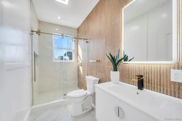 43 W Cabot Lane, Westbury, NY 11590