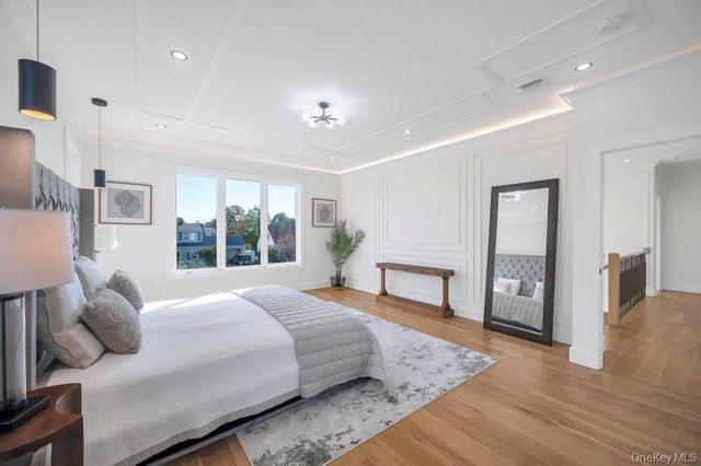 43 W Cabot Lane, Westbury, NY 11590