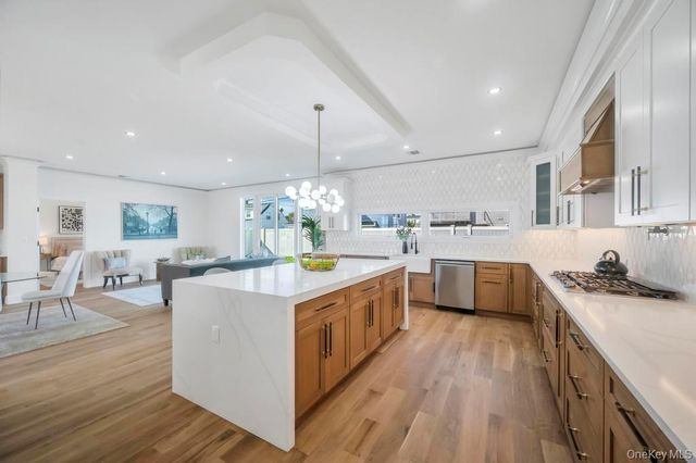 43 W Cabot Lane, Westbury, NY 11590