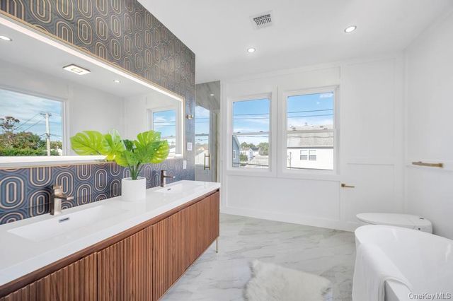 43 W Cabot Lane, Westbury, NY 11590