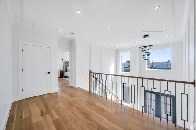 43 W Cabot Lane, Westbury, NY 11590