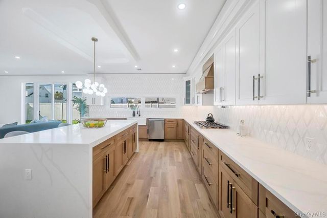 43 W Cabot Lane, Westbury, NY 11590