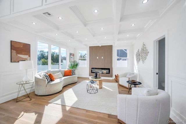 43 W Cabot Lane, Westbury, NY 11590