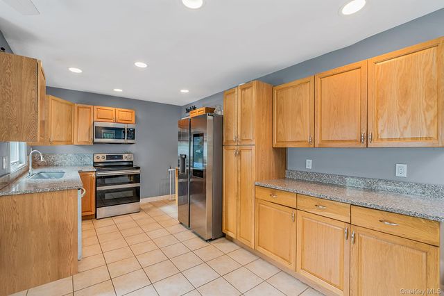86 Creighton Avenue, Ronkonkoma, NY 11779