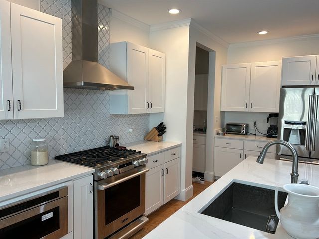 6 Lily Pond Ln 6, Lexington, MA 02420