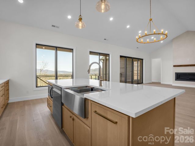 90 Summit Hill Road, Hendersonville, NC 28791