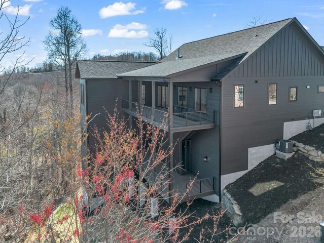 90 Summit Hill Road, Hendersonville, NC 28791