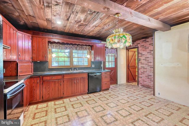 363 N GALEN HALL RD, Wernersville, PA 19565