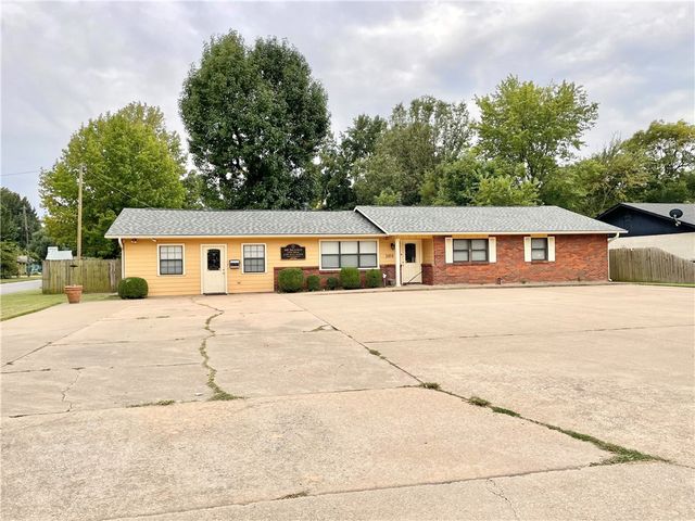 1801 W Huntsville Avenue, Springdale, AR 72762