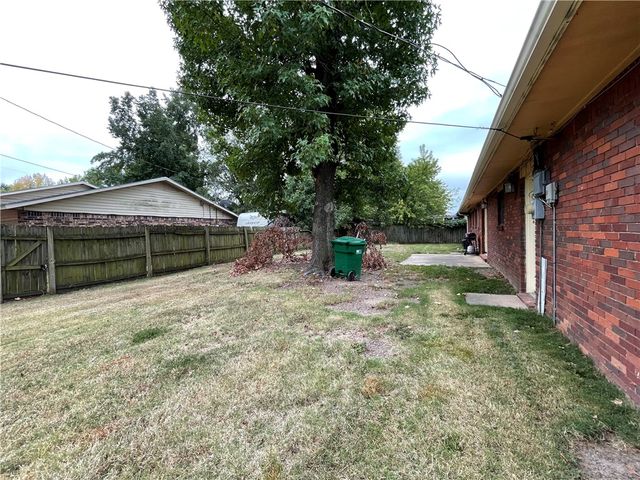 1801 W Huntsville Avenue, Springdale, AR 72762