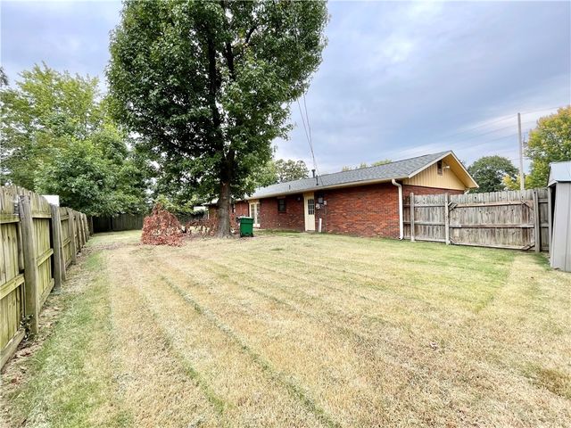 1801 W Huntsville Avenue, Springdale, AR 72762