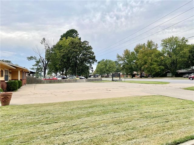 1801 W Huntsville Avenue, Springdale, AR 72762