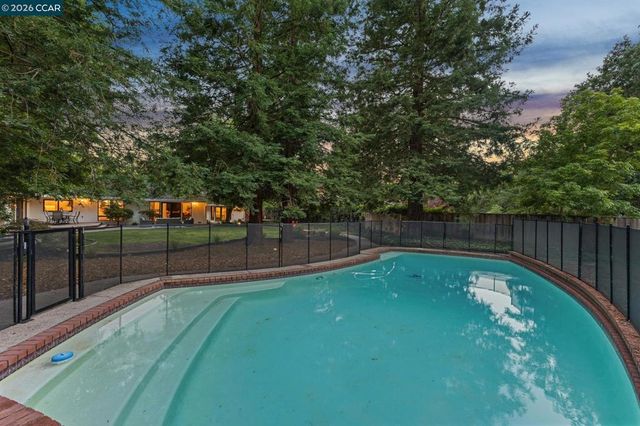 27 Shawn Ct, Alamo, CA 94507