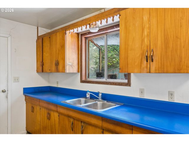 237 MYOAK Dr, Eugene, OR 97404