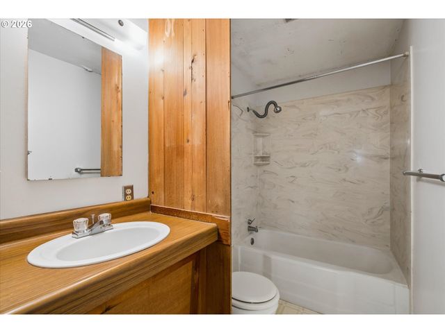 237 MYOAK Dr, Eugene, OR 97404