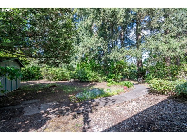 237 MYOAK Dr, Eugene, OR 97404