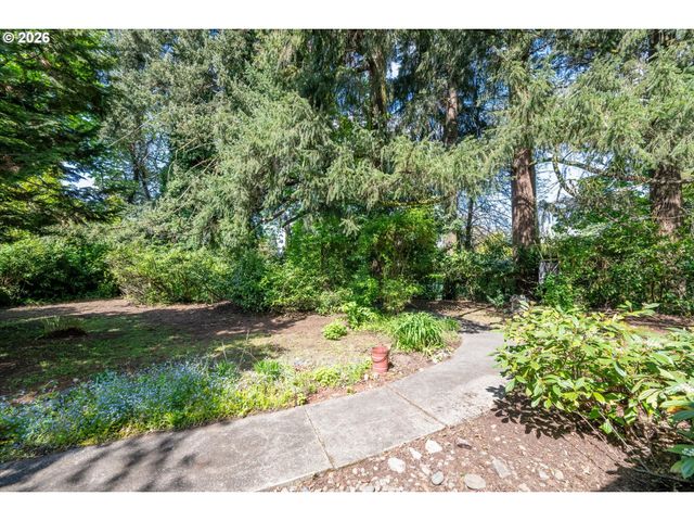 237 MYOAK Dr, Eugene, OR 97404